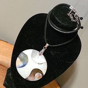 Round abstract necklace
